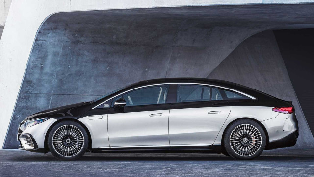 BMW та Mercedes стикаються на новому рівні - i7 проти EQS