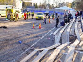 Серйозна аварія на автосалоні в Осло: Автомобіль врізався в натовп