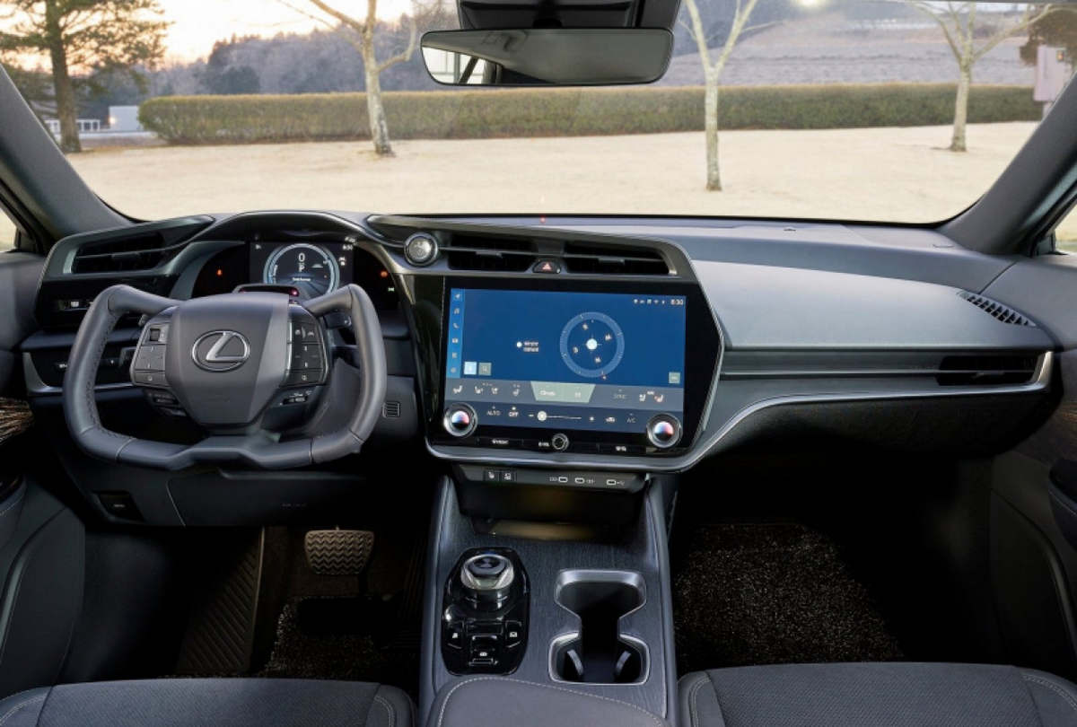 Lexus представив свій перший спеціалізований електричний позашляховик RZ 450e