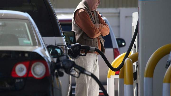 Эксперты дать ряд рекомендаций, что делать, если в дороге закончился бензин