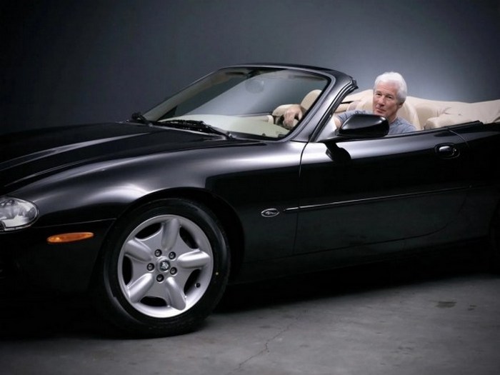 Зірка Голлівуду Річард Гір Річард продасть свій Jaguar, всі кошти підуть українцям