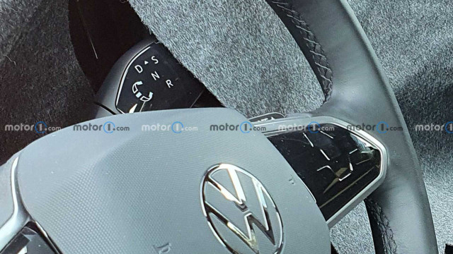 VW Passat получит два монитора и рычаг скорости на руле