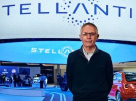 Глава Stellantis очікує великих проблем з акумуляторами для електрокарів