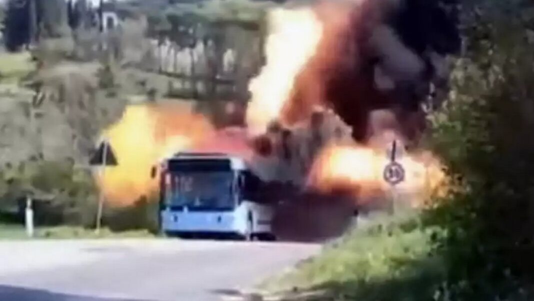 Факел на дорозі: автобус на газі згорів вщент (ВІДЕО)