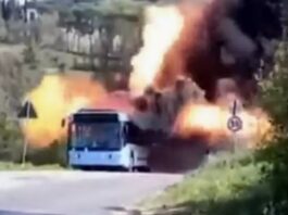 Факел на дорозі: автобус на газі згорів вщент (ВІДЕО)