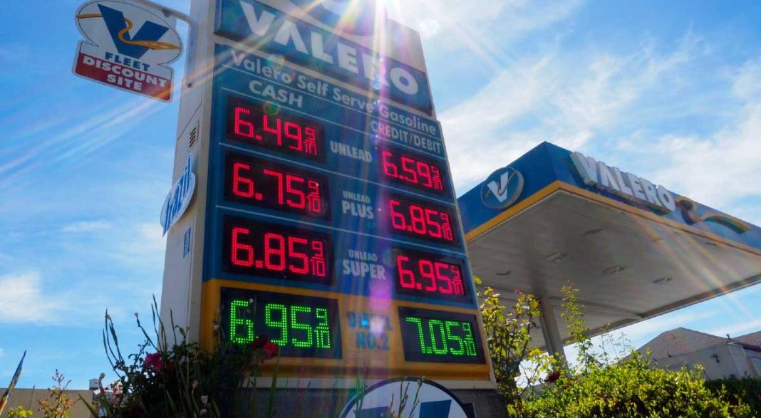 США: ціни на бензин б'ють історичні рекорди