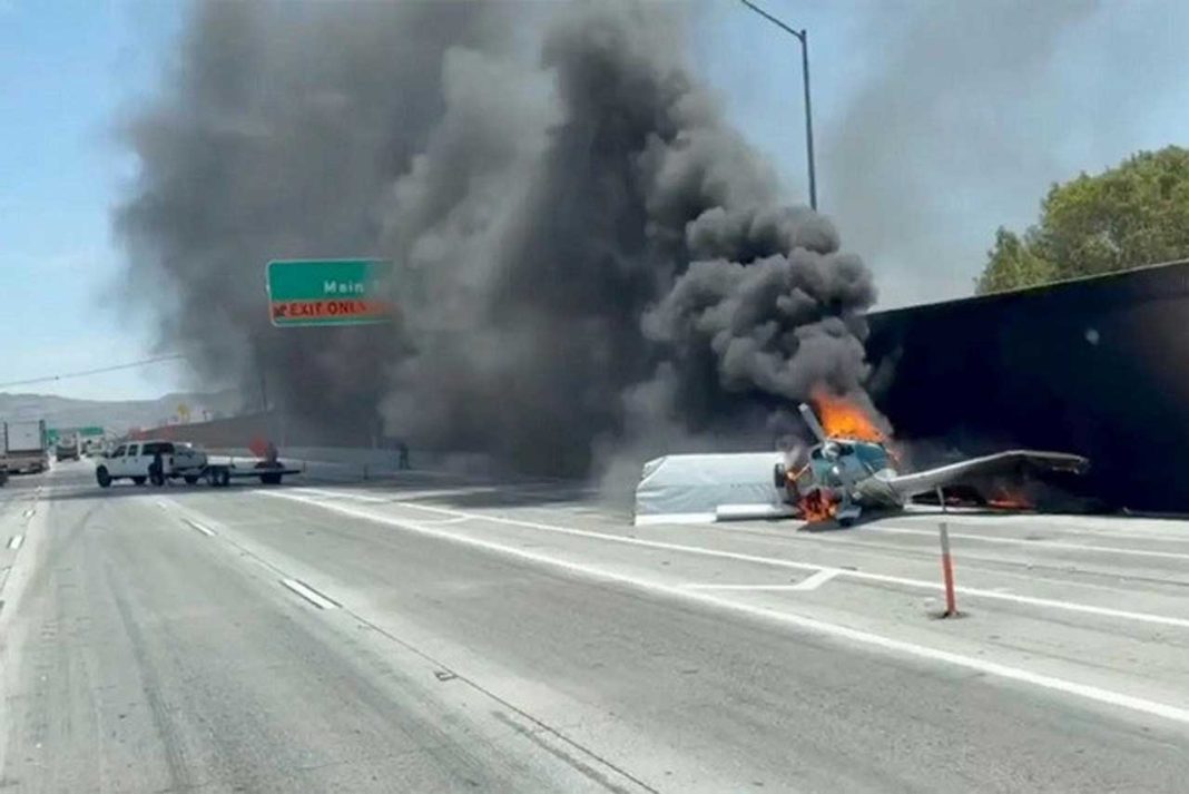 У Каліфорнії літак розбився прямо на шосе